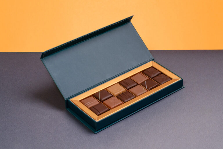 Ballotin de chocolats La Vaina ouvert, ganaches et pralinés artisanaux